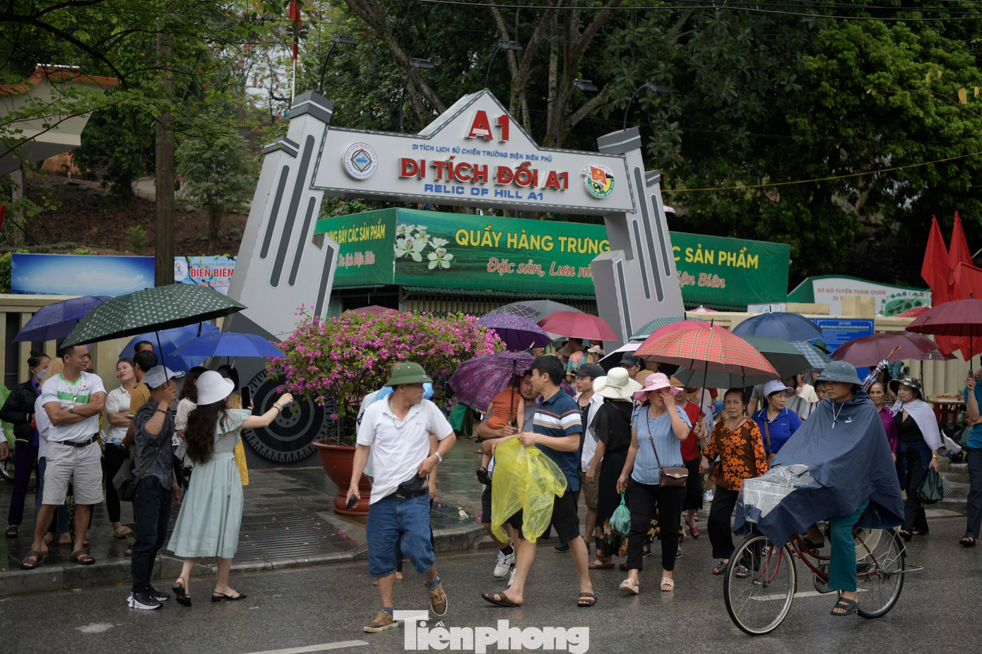Sáng 6/5, thành phố Điện Biên Phủ có mưa rất to. Trước Khu di tích đồi A1, nhiều người dân và du khách vẫn xếp hàng mua vé vào tham quan.