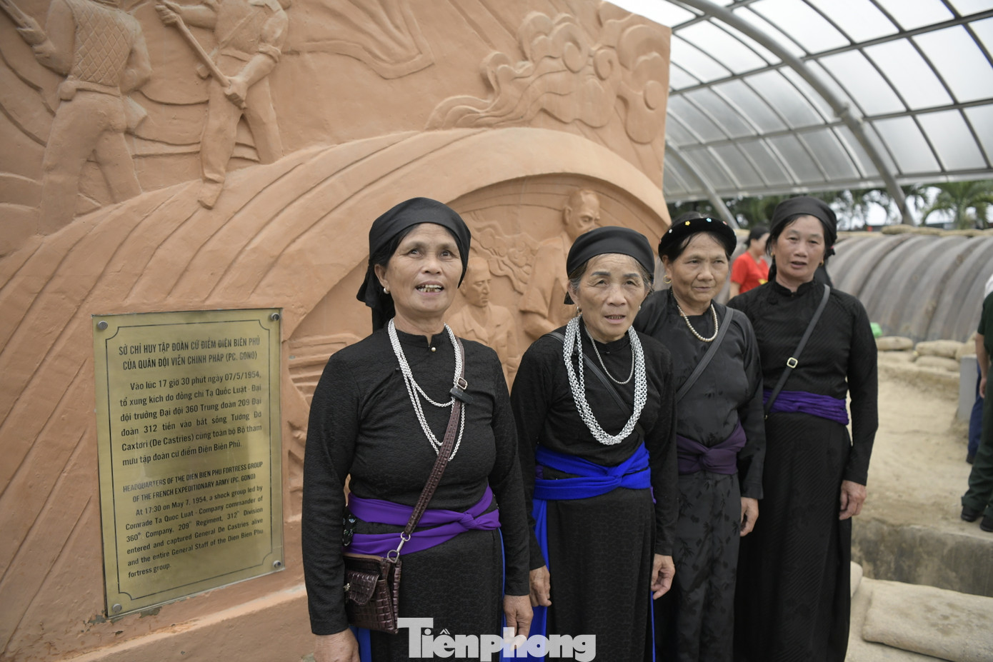 Nhóm phụ nữ cao tuổi đồng bào dân tộc Giáy từ Hà Giang xuống tham quan các địa điểm lịch sử ở thành phố Điện Biên Phủ. Các cụ cho biết, rất xúc động, tự hào khi về thăm thành phố Điện Biên Phủ dịp Kỷ niệm 70 năm Chiến thắng Điện Biên Phủ.