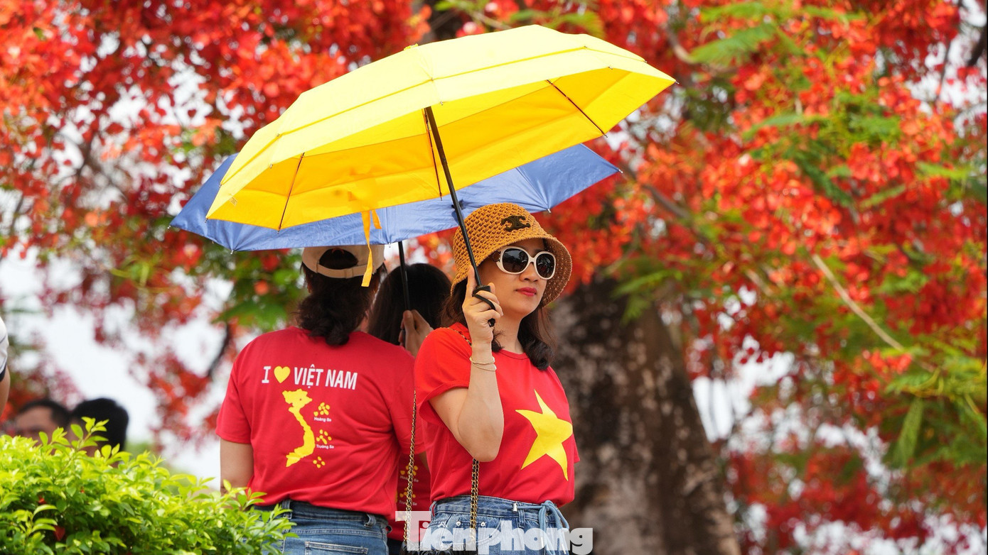 Du khách tham quan, trải nghiệm, chụp ảnh lưu niệm trên đỉnh đồi A1.