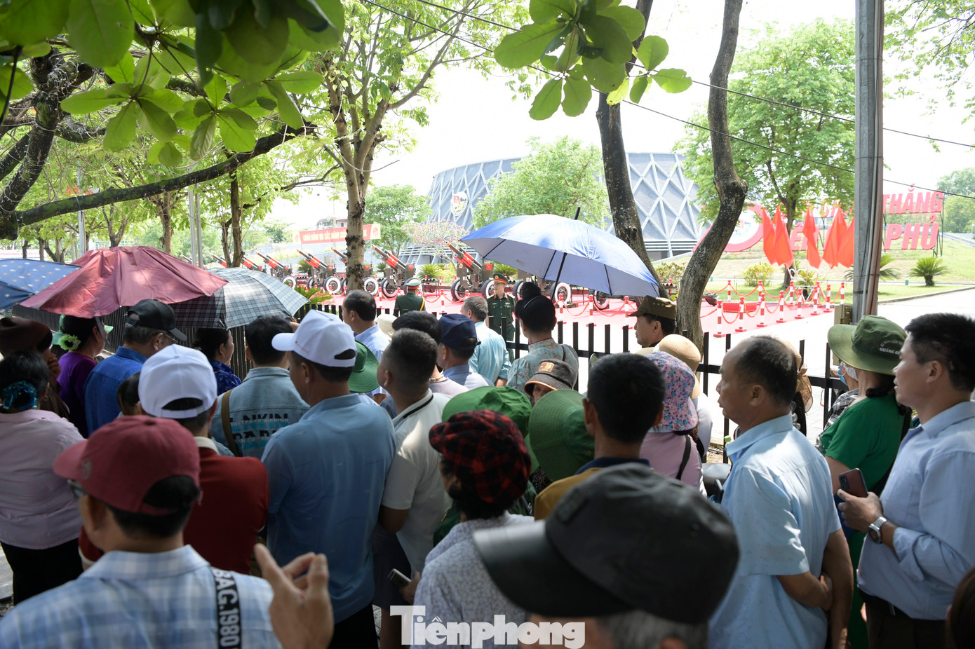 Du khách xếp hàng chờ vào tham quan Bảo tàng Chiến thắng lịch sử Điện Biên Phủ chiều 6/5.