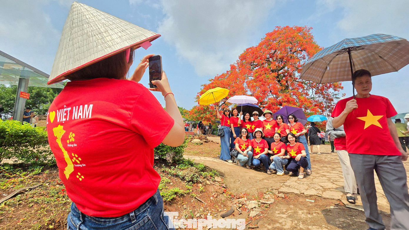 Du khách lưu lại những khoảnh khắc đặc biệt ở Khu di tích Đồi A1.