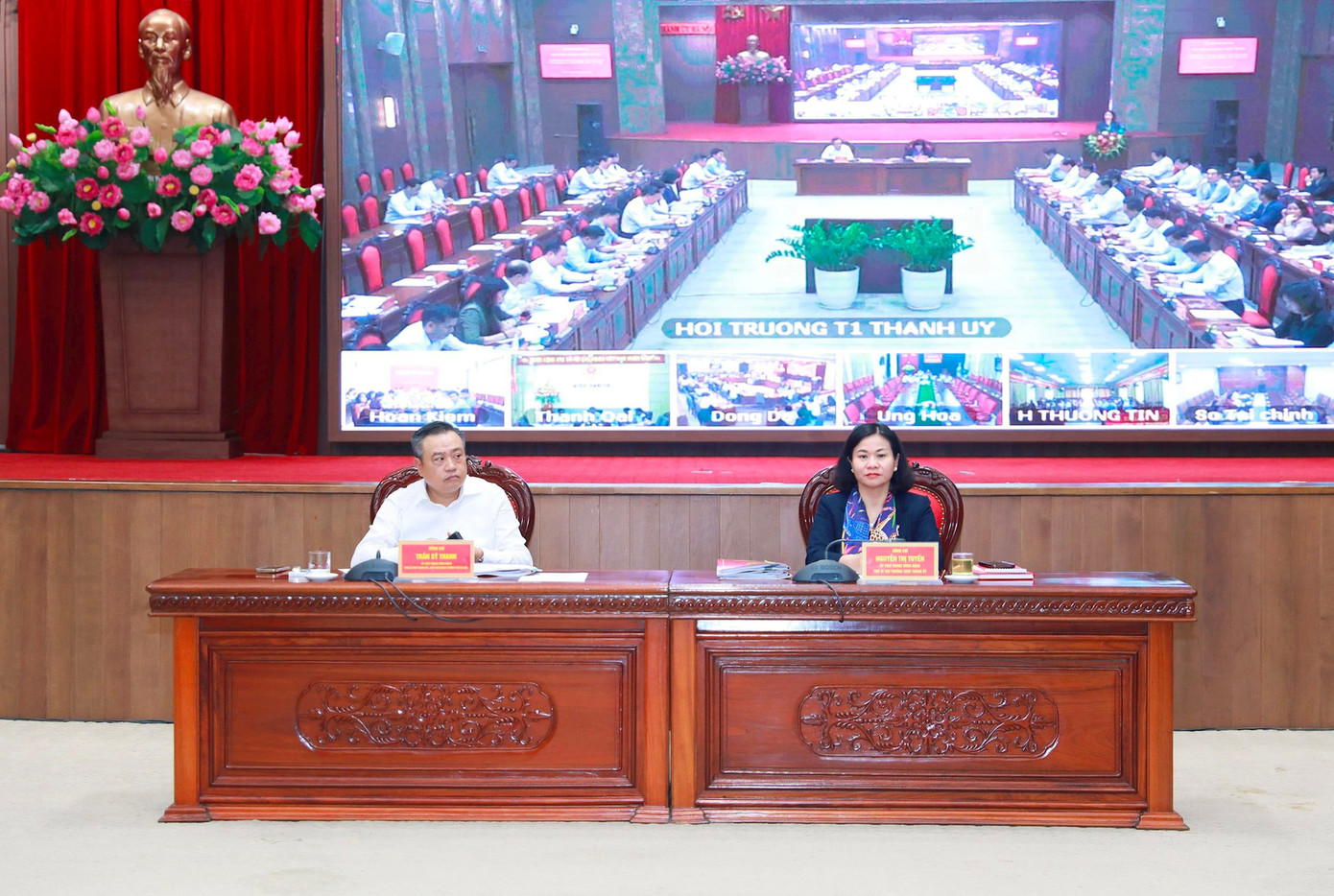 Phó Bí thư Thường trực Thành uỷ Hà Nội Nguyễn Thị Tuyến và Chủ tịch UBND thành phố Hà Nội Trần Sỹ Thanh chủ trì hội nghị. Ảnh: PV.