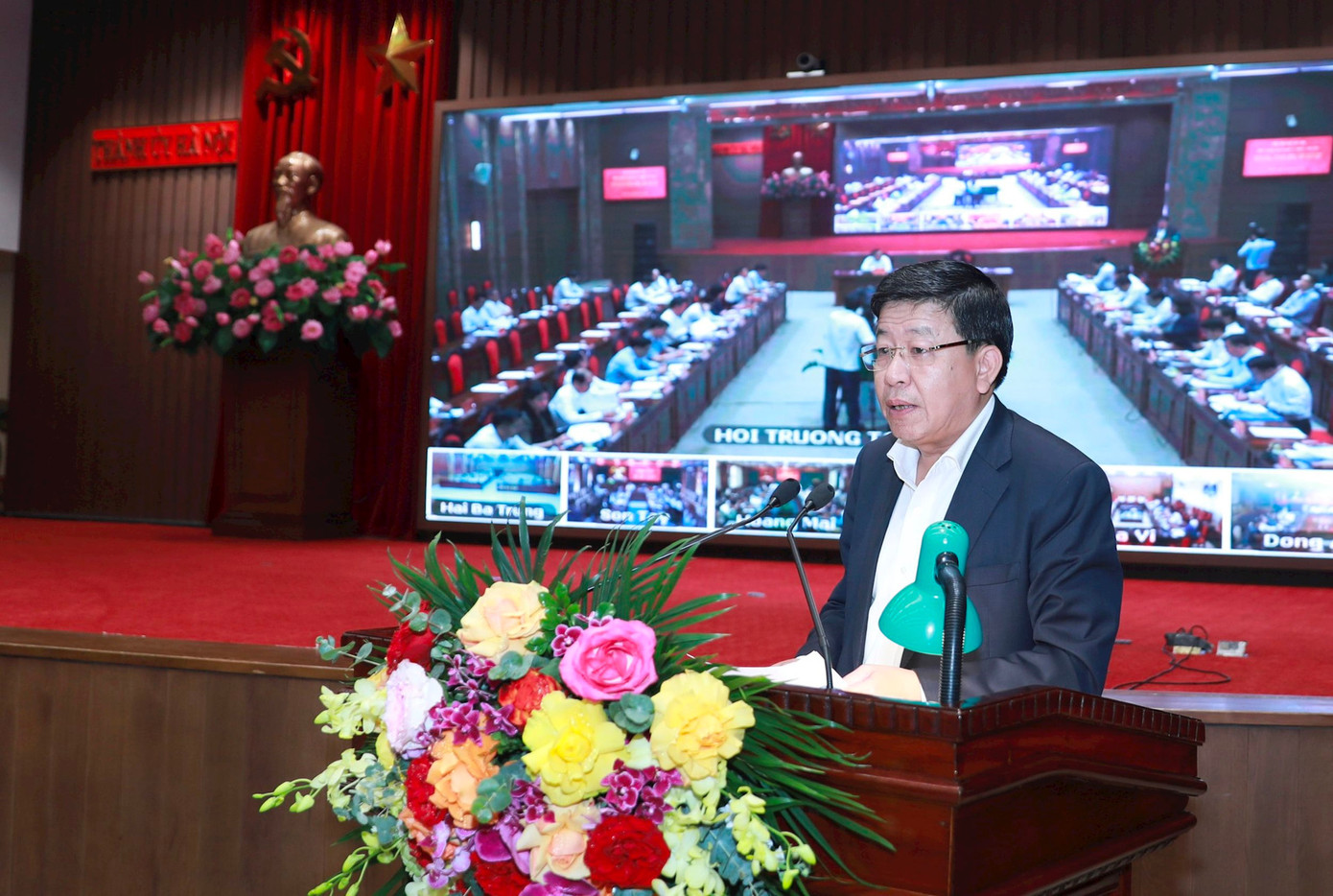 Phó Chủ tịch UBND thành phố Hà Nội Dương Đức Tuấn báo cáo tại hội nghị. Ảnh: PV.