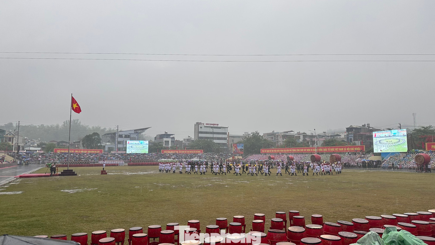 Sáng 7/5, tại thành phố Điện Biên Phủ (Điện Biên) diễn ra cơn mưa lớn. Lễ diễu binh, diễu hành kỷ niệm 70 năm Chiến thắng Điện Biên Phủ đang diễn ra.