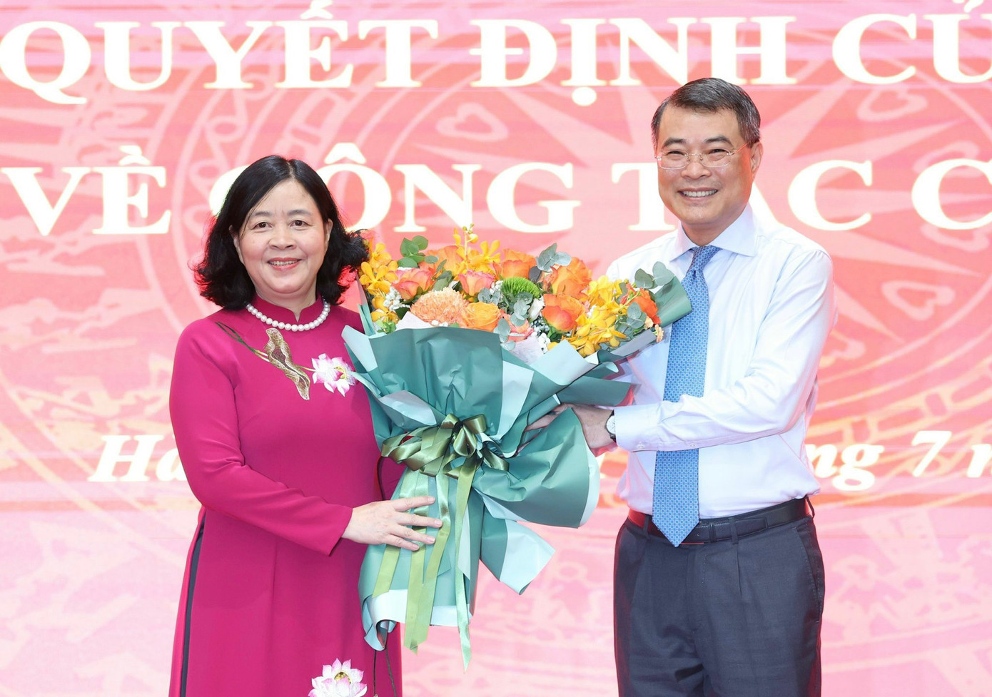 Trưởng ban Tổ chức Trung ương Lê Minh Hưng tặng hoa chúc mừng tân Bí thư Thành uỷ Hà Nội Bùi Thị Minh Hoài. Ảnh: PV. Trưởng ban Tổ chức Trung ương Lê Minh Hưng tặng hoa chúc mừng tân Bí thư Thành uỷ Hà Nội Bùi Thị Minh Hoài. Ảnh: PV.