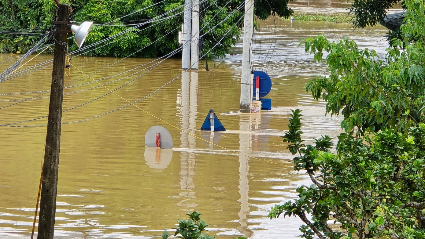 Lực lượng chức năng đi thuyền cỡ nhỏ vào cứu trợ người dân ở phường Quang Vinh (thành phố Thái Nguyên). Lực lượng chức năng đi thuyền cỡ nhỏ vào cứu trợ người dân ở phường Quang Vinh (thành phố Thái Nguyên).