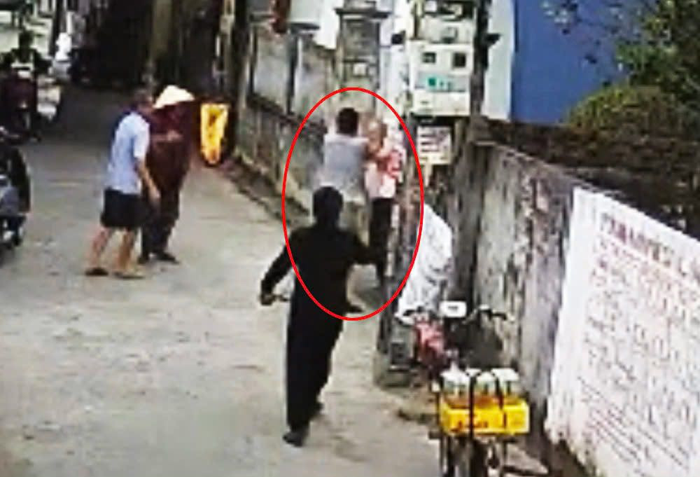 Camera ghi lại cảnh đối tượng Vũ Ngọc Thịnh đánh cụ ông N.X.L.. Ảnh: PV. Camera ghi lại cảnh đối tượng Vũ Ngọc Thịnh đánh cụ ông N.X.L.. Ảnh: PV.