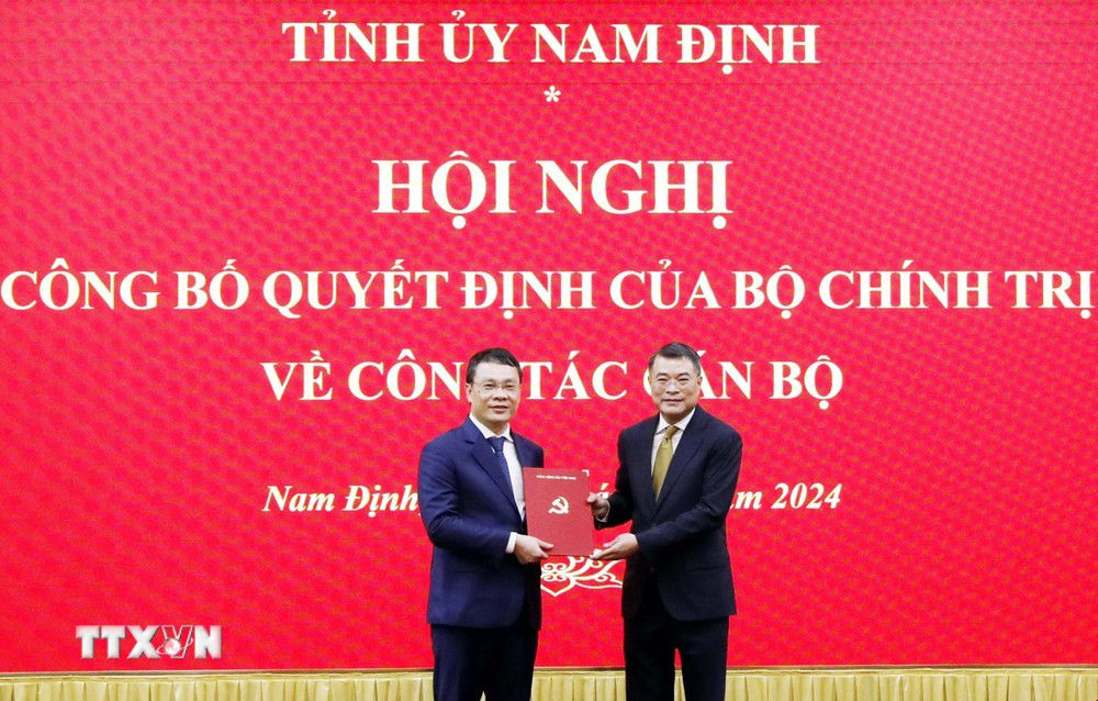 Ủy viên Bộ Chính trị, Bí thư Trung ương Đảng, Trưởng Ban Tổ chức Trung ương Lê Minh Hưng trao quyết định của Bộ Chính trị cho ông Đặng Khánh Toàn. Ảnh: TTXVN.