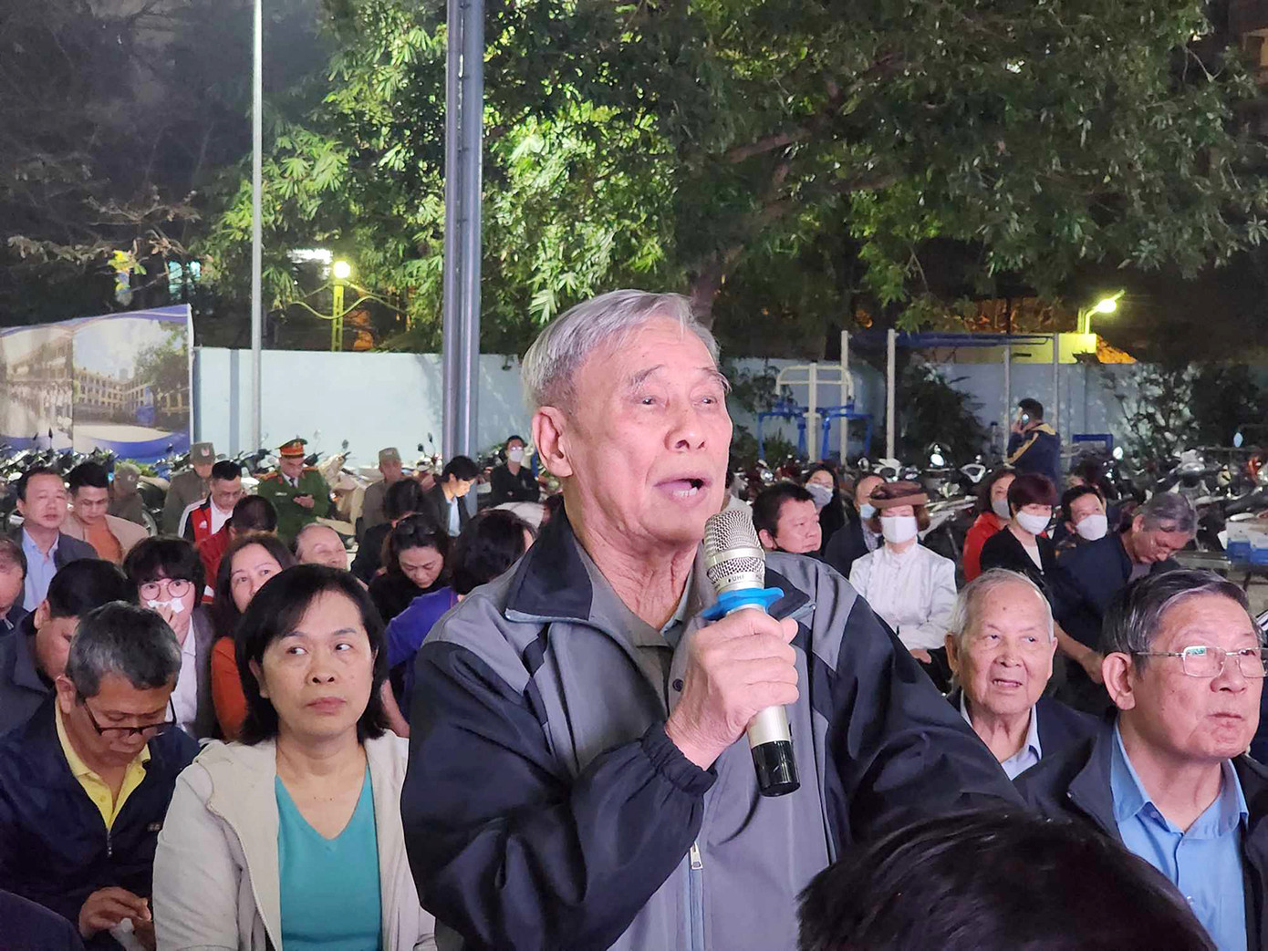 Người dân nêu ý kiến tại hội nghị. Ảnh: PV Người dân nêu ý kiến tại hội nghị. Ảnh: PV