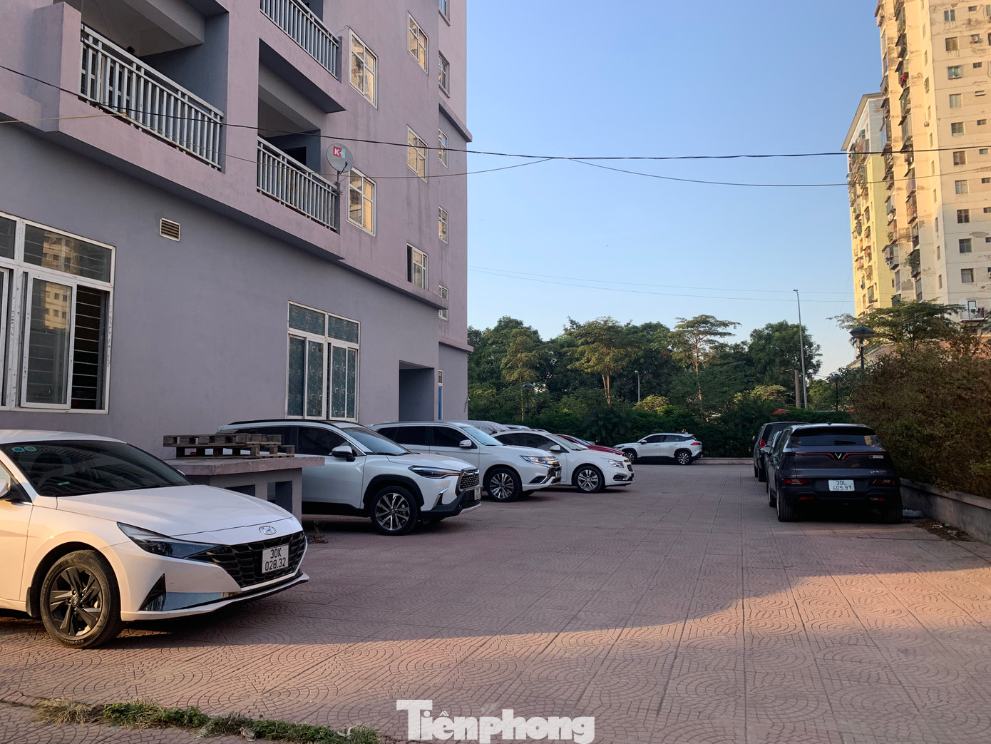 Theo ghi nhận của phóng viên, bãi xe vẫn hoạt động bình thường, như chưa hề có tín hiệu xử lý từ cơ quan chức năng. Ảnh: Đức Nguyễn.