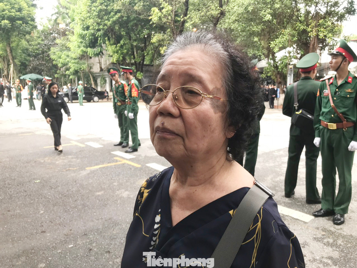 Nhà báo Vũ Huyến và bà Nghiêm Minh Mẫn chia sẻ kỷ niệm về Tổng Bí thư Nguyễn Phú Trọng. (Ảnh: Trường Phong)