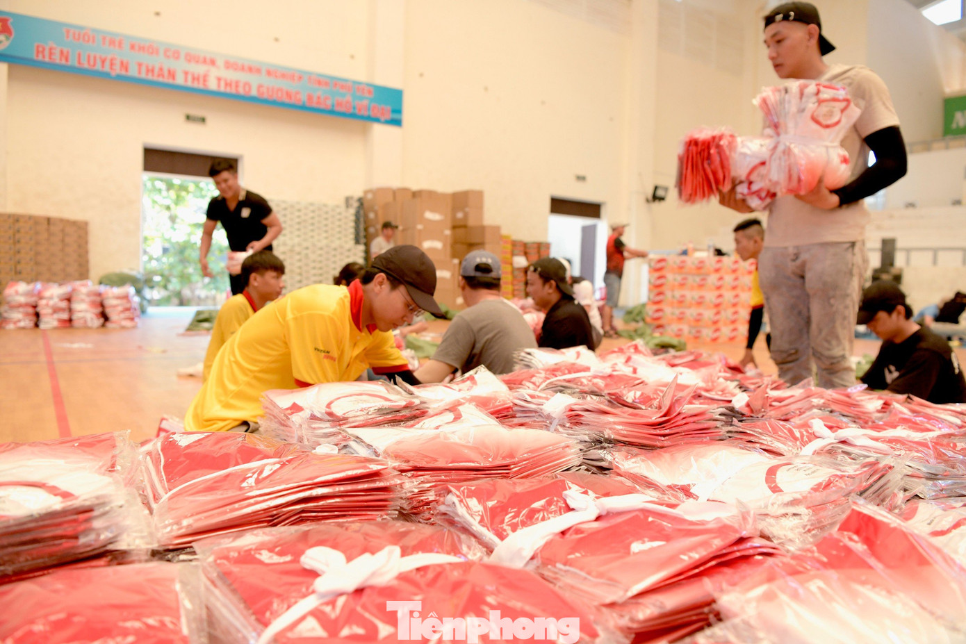 Theo đại diện Ban tổ chức, từ nay đến trước ngày 31/3, các đơn vị liên quan sẽ phối hợp tổ chức nhiều nội dung cụ thể nhằm chuẩn bị tốt nhất điều kiện cơ sở, vật chất phục vụ cho khoảng 12.000 vận động viên về thành phố Tuy Hoà tham gia Giải Vô địch Quốc gia Marathon và cự ly dài báo Tiền Phong.