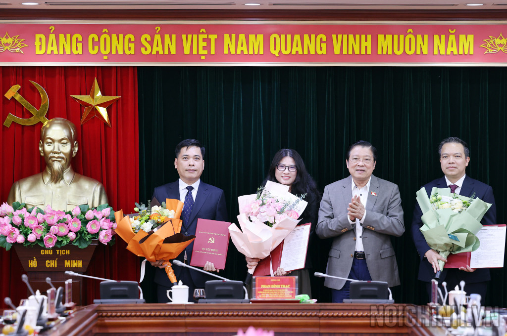 Trưởng Ban Nội chính Trung ương Phan Đình Trạc trao quyết định và tặng hoa chúc mừng các cán bộ được bổ nhiệm. Ảnh: Ban Nội chính. Trưởng Ban Nội chính Trung ương Phan Đình Trạc trao quyết định và tặng hoa chúc mừng các cán bộ được bổ nhiệm. Ảnh: Ban Nội chính.