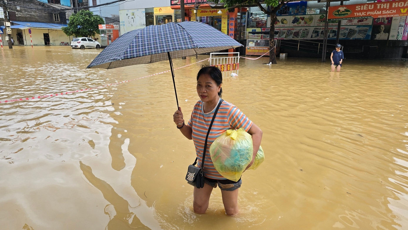 Một số khu vực vẫn ngập sâu, đặc biệt tại những khu dân cư ven sông Cầu. Nhiều người dân vẫn còn mắc kẹt sau nhiều ngày nước lũ bao vây. Ảnh: Hoàng Mạnh Thắng Một số khu vực vẫn ngập sâu, đặc biệt tại những khu dân cư ven sông Cầu. Nhiều người dân vẫn còn mắc kẹt sau nhiều ngày nước lũ bao vây. Ảnh: Hoàng Mạnh Thắng