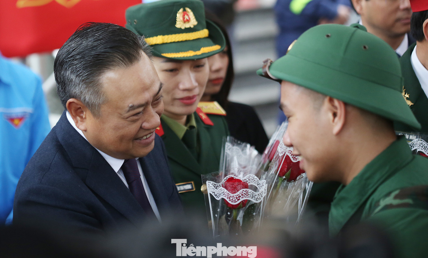 Chủ tịch UBND thành phố Hà Nội Trần Sỹ Thanh tặng hoa tân binh lên đường nhập ngũ. Ảnh: Trường Phong. Chủ tịch UBND thành phố Hà Nội Trần Sỹ Thanh tặng hoa tân binh lên đường nhập ngũ. Ảnh: Trường Phong.