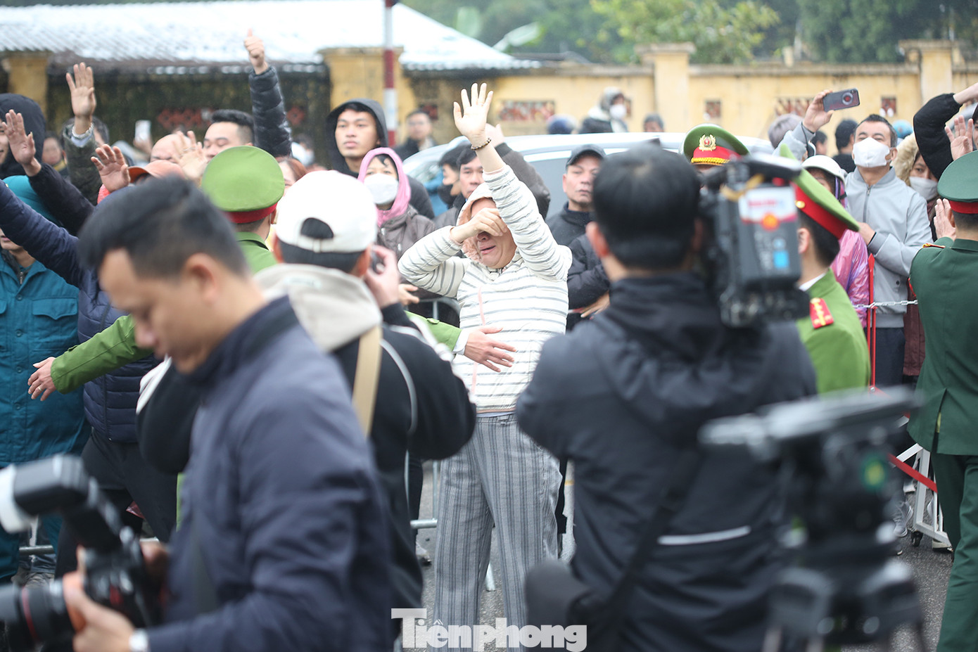 Người thân bịn rịn chia tay các tân binh lên đường nhập ngũ. Ảnh: Trường Phong. Người thân bịn rịn chia tay các tân binh lên đường nhập ngũ. Ảnh: Trường Phong.