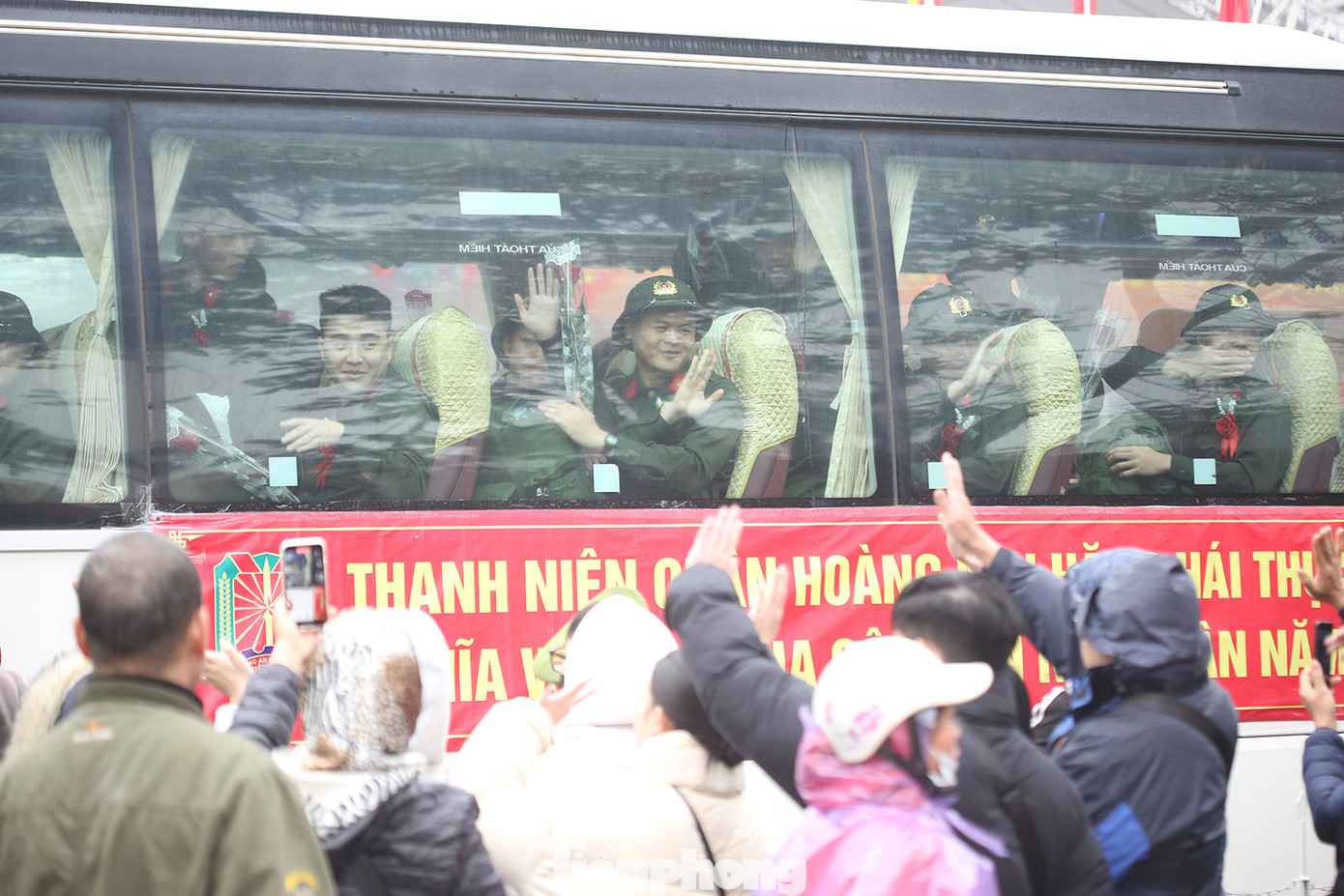 Tân binh quận Hoàng Mai (Hà Nội) lên đường nhập ngũ. Ảnh: Trường Phong. Tân binh quận Hoàng Mai (Hà Nội) lên đường nhập ngũ. Ảnh: Trường Phong.