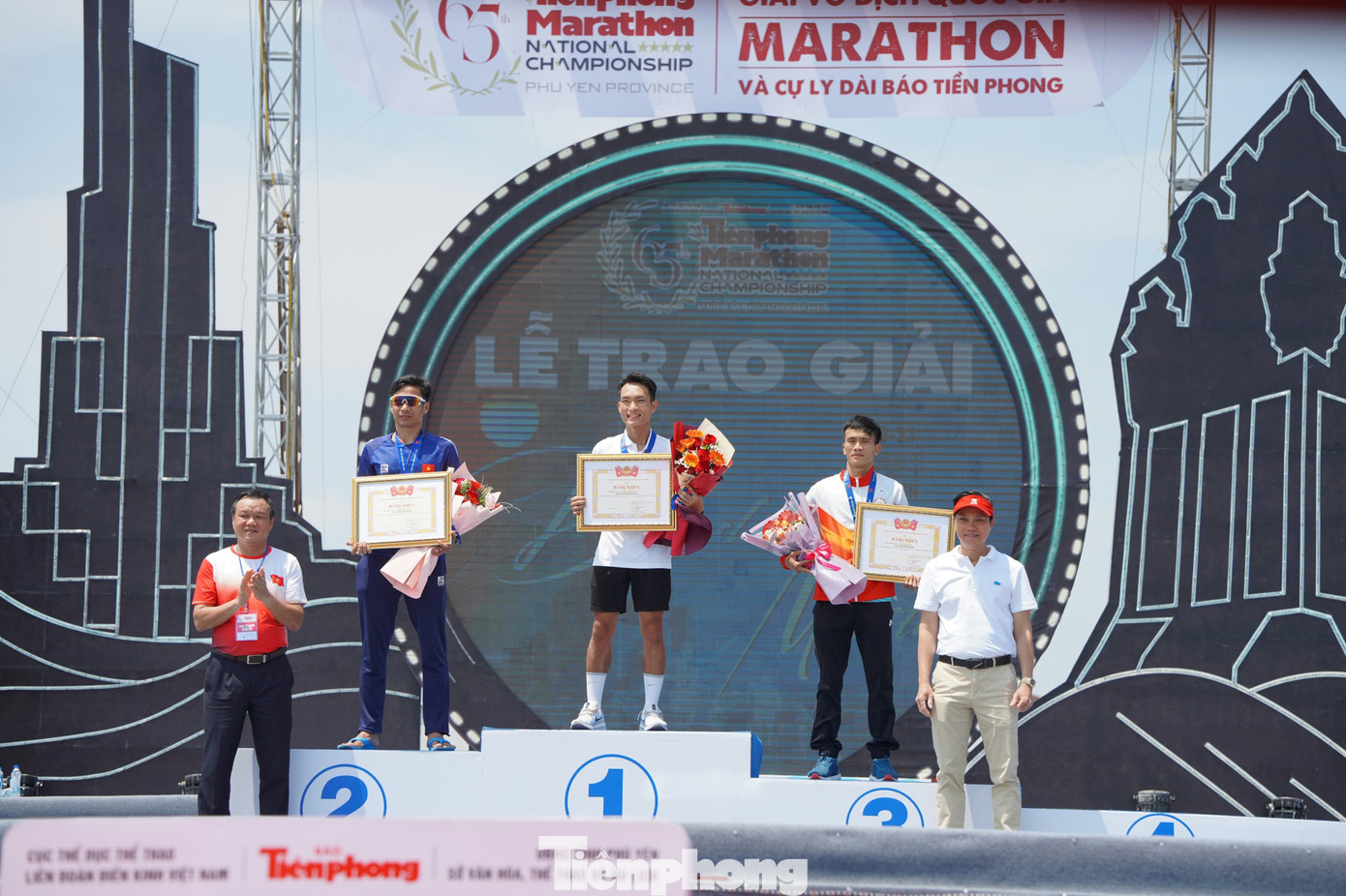 Đại diện lãnh đạo UBND tỉnh Phú Yên và đại diện lãnh đạo SABECO trao thưởng cho các vận động viên đạt giải nội dung full marathon. Ảnh: Trọng Quân.