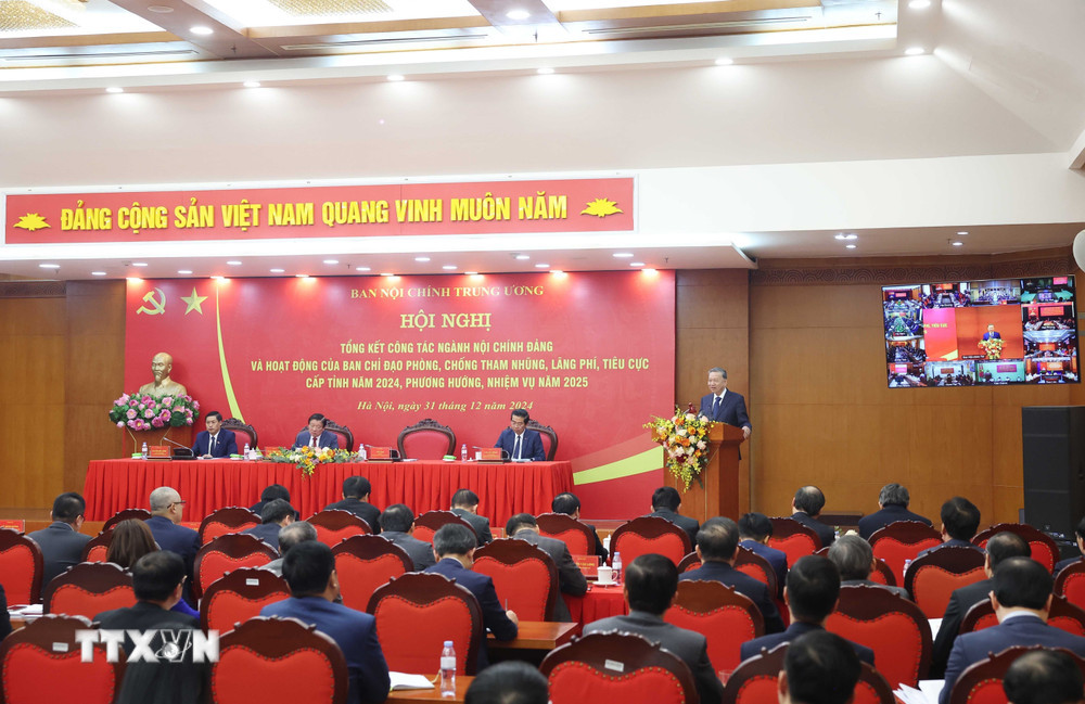 Tổng Bí thư Tô Lâm phát biểu chỉ đạo tại hội nghị Tổng kết công tác ngành Nội chính Đảng và hoạt động của Ban Chỉ đạo phòng, chống tham nhũng, lãng phí, tiêu cực cấp tỉnh năm 2024, phương hướng, nhiệm vụ năm 2025. Ảnh: TTXVN.