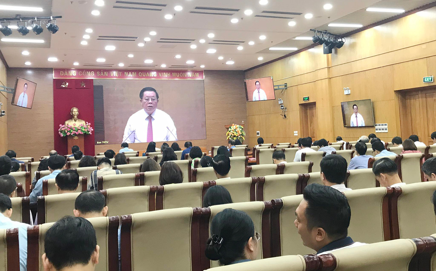 Theo Ban tổ chức, hội nghị được truyền trực tiếp đến 15.644 điểm cầu trên toàn quốc, tới hơn 1,28 triệu cán bộ, đảng viên. Trong ảnh là điểm cầu trực tuyến tại Đảng uỷ Khối các cơ quan Trung ương. (Ảnh: Trường Phong)