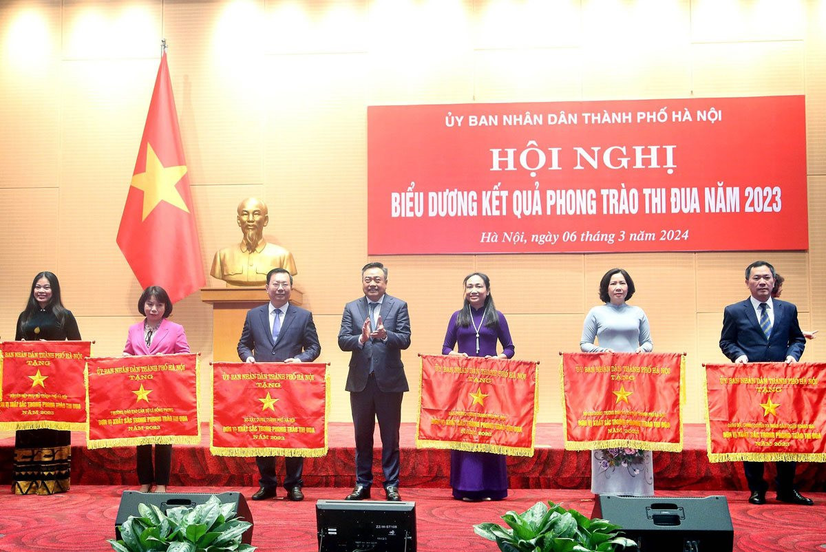 Chủ tịch UBND thành phố Hà Nội Trần Sỹ Thanh tặng cờ thi đua của thành phố cho các đơn vị có thành tích xuất sắc trong năm 2023. Ảnh: PV.