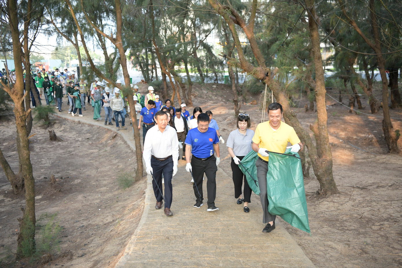 Sau lễ phát động, các đại biểu cùng các tình nguyện viên tham gia dọn rác làm sạch bãi biển khu vực trước Dự án L&apos;Aurora Phú Yên.