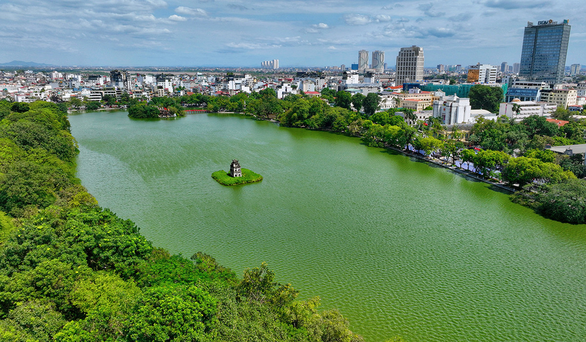 Hồ Gươm - viên ngọc xanh giữa trung tâm thành phố Hà Nội.