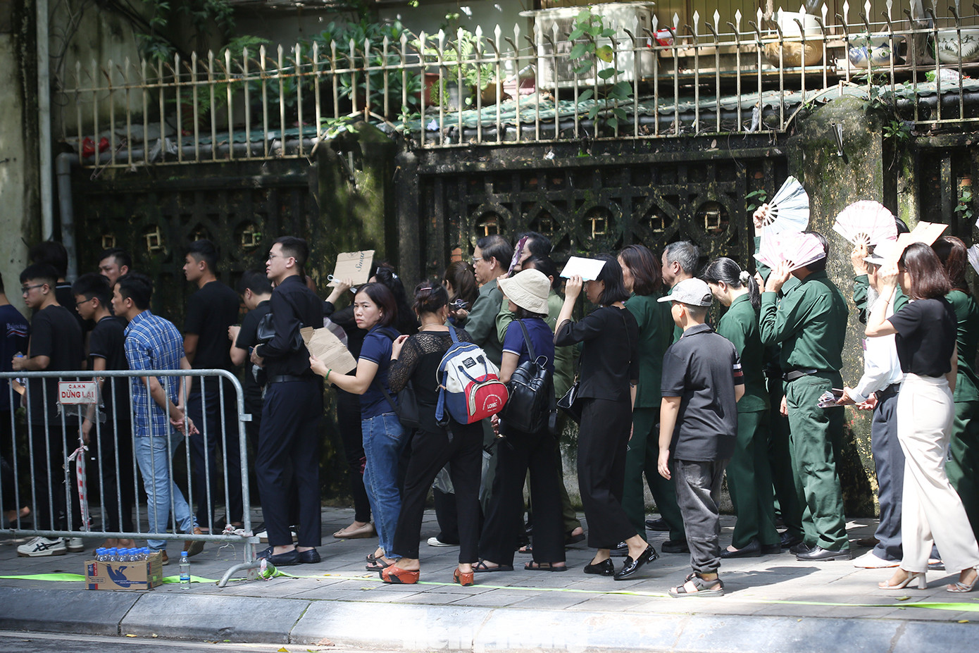 Ông Vũ Trọng Kim cùng các cựu Thanh niên xung phong xếp hàng chờ vào viếng Tổng Bí thư Nguyễn Phú Trọng. Ảnh: Trường Phong. Ông Vũ Trọng Kim cùng các cựu Thanh niên xung phong xếp hàng chờ vào viếng Tổng Bí thư Nguyễn Phú Trọng. Ảnh: Trường Phong.