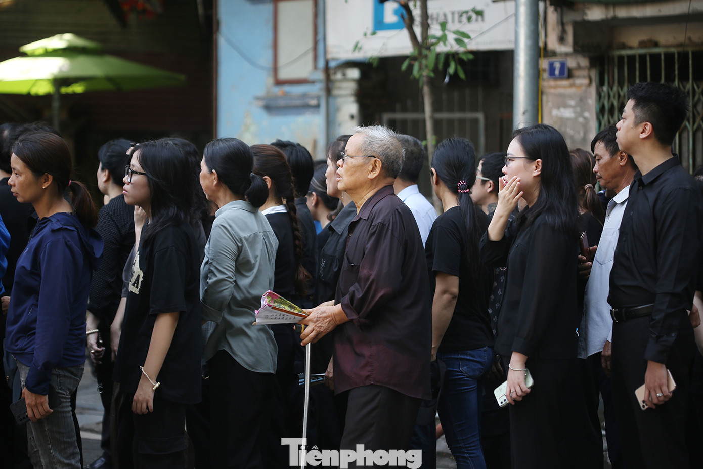 Đông đảo người dân xếp hàng chờ vào viếng Tổng Bí thư Nguyễn Phú Trọng. Ảnh: Trường Phong. Đông đảo người dân xếp hàng chờ vào viếng Tổng Bí thư Nguyễn Phú Trọng. Ảnh: Trường Phong.