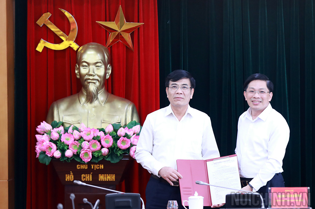Ông Đặng Văn Dũng - Phó Trưởng Ban Nội chính Trung ương trao Quyết định, chúc mừng ông Phan Đức Sơn (phải). Ảnh: Noichinh.vn
