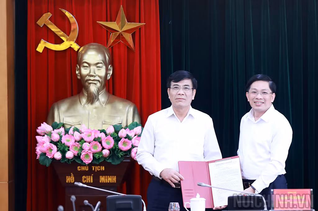 Ông Đặng Văn Dũng - Phó Trưởng Ban Nội chính Trung ương trao Quyết định, chúc mừng ông Phan Đức Sơn (phải). Ảnh: Noichinh.vn