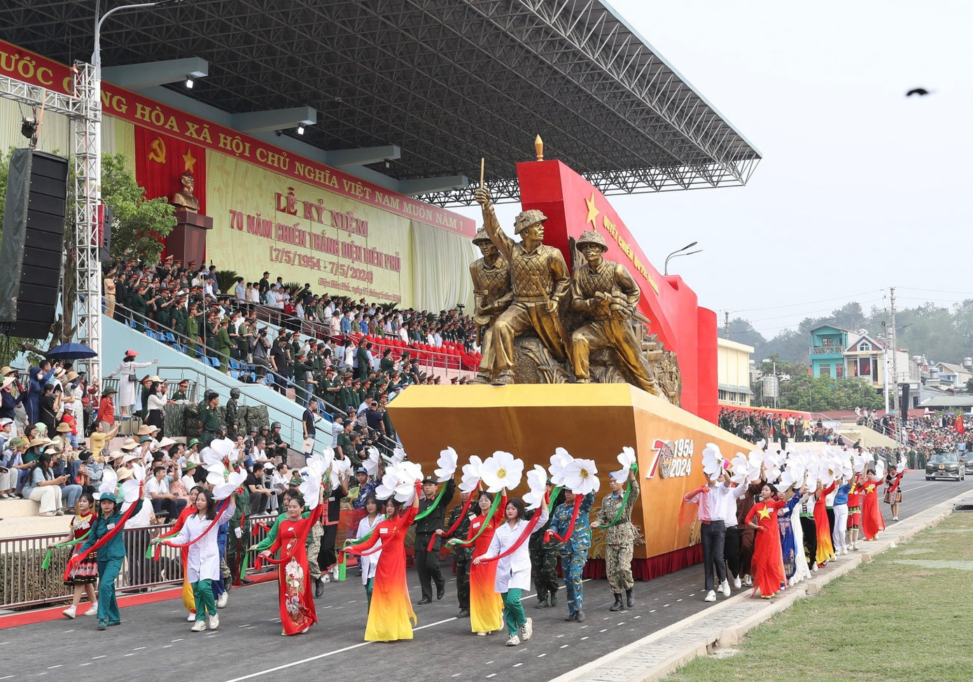 Hình ảnh tượng đài chiến sĩ Điện Biên tại chương trình sơ duyệt.