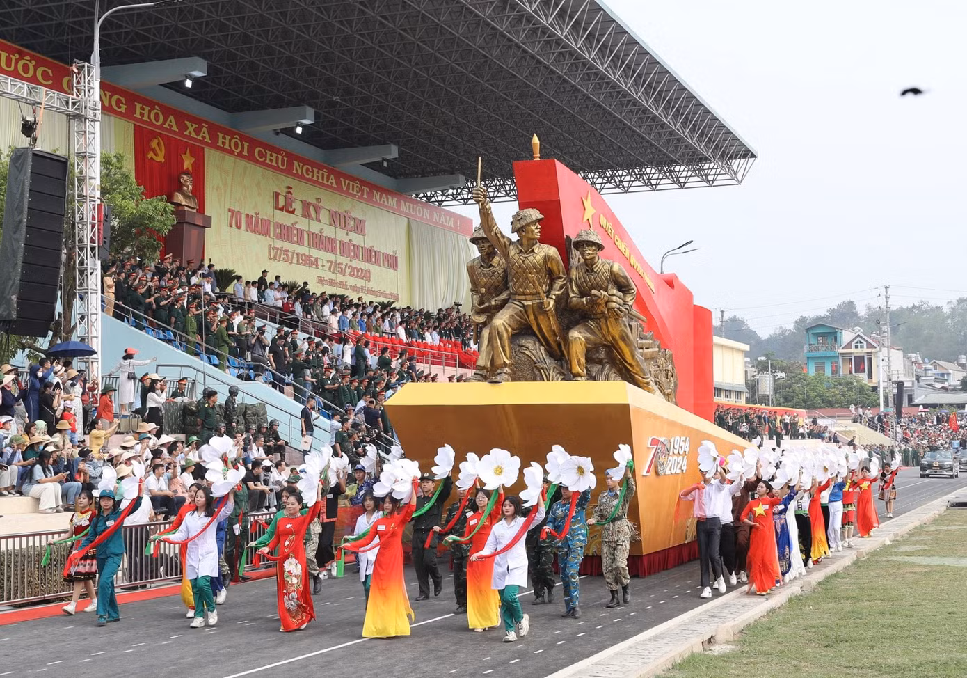 Hình ảnh tượng đài chiến sĩ Điện Biên tại chương trình sơ duyệt. Hình ảnh tượng đài chiến sĩ Điện Biên tại chương trình sơ duyệt.