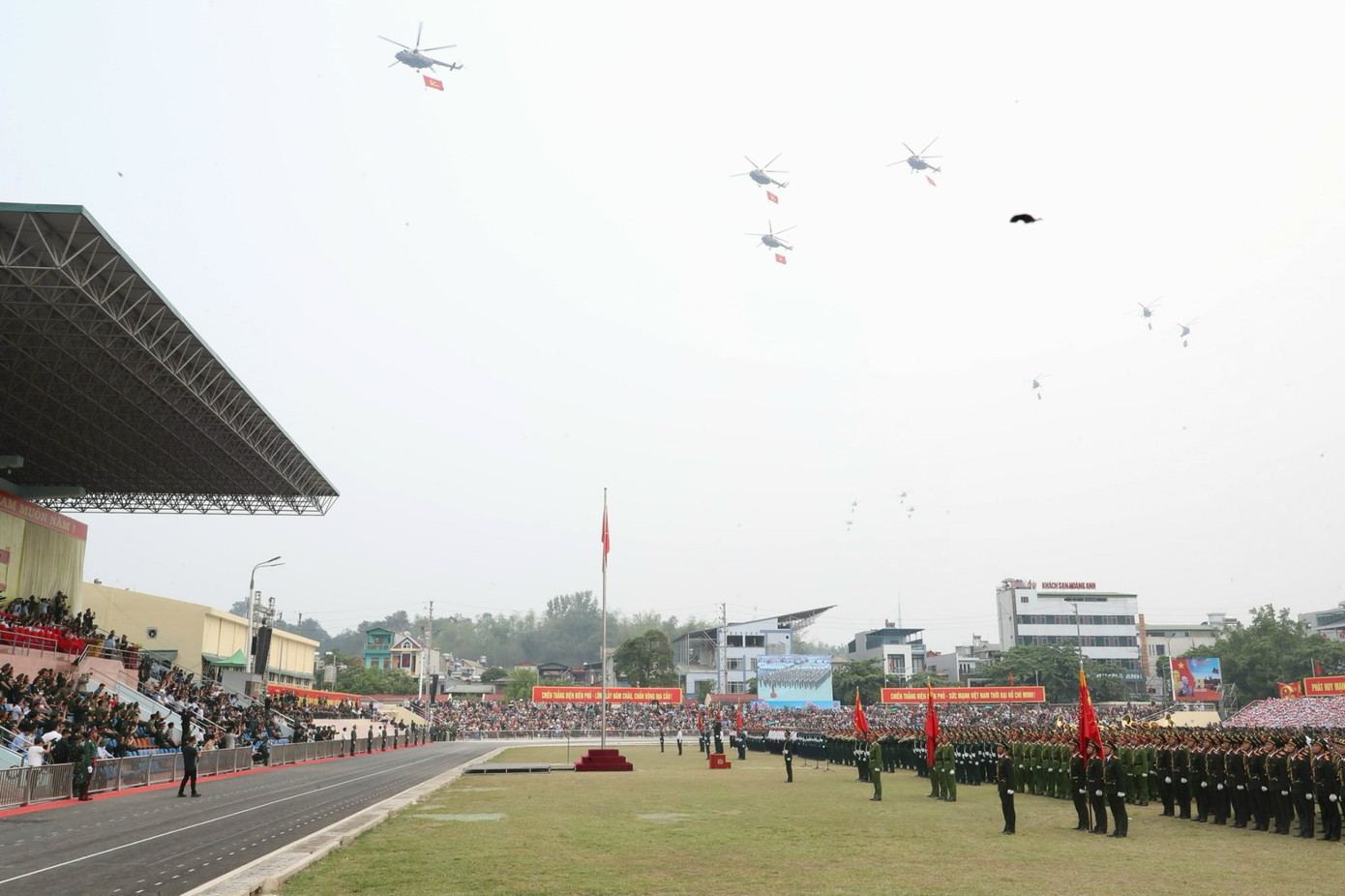 Đội hình trực thăng của lực lượng không quân mang theo cờ Đảng, cờ Tổ quốc bay trên bầu trời tỉnh Điện Biên trong chương trình sơ duyệt.