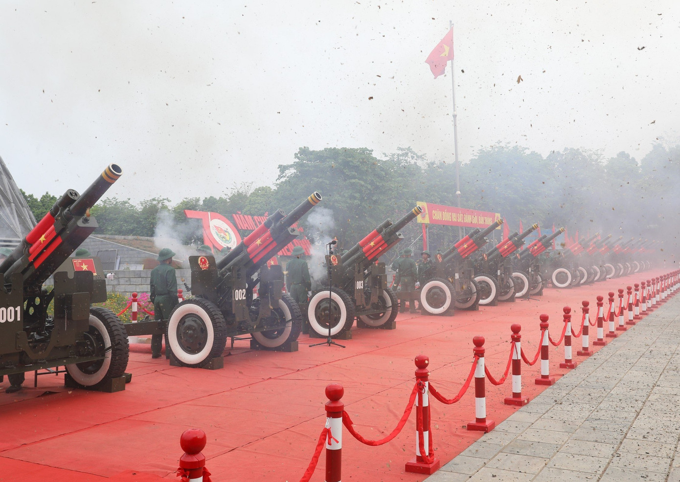 Giàn pháo lễ khai hỏa tại chương trình sơ duyệt sáng 3/5. Ảnh: Việt Linh.
