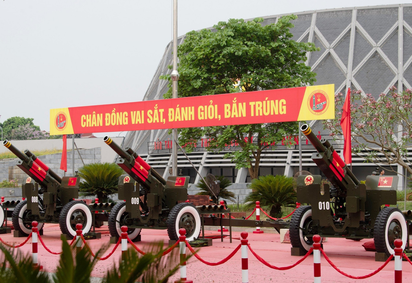 Giàn pháo lễ khai hỏa tại chương trình sơ duyệt sáng 3/5. Ảnh: Việt Linh.