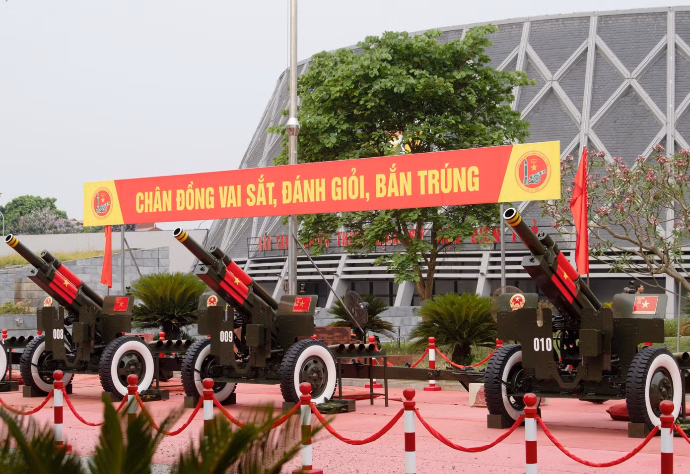 Giàn pháo lễ khai hỏa tại chương trình sơ duyệt sáng 3/5. Ảnh: Việt Linh. Giàn pháo lễ khai hỏa tại chương trình sơ duyệt sáng 3/5. Ảnh: Việt Linh.