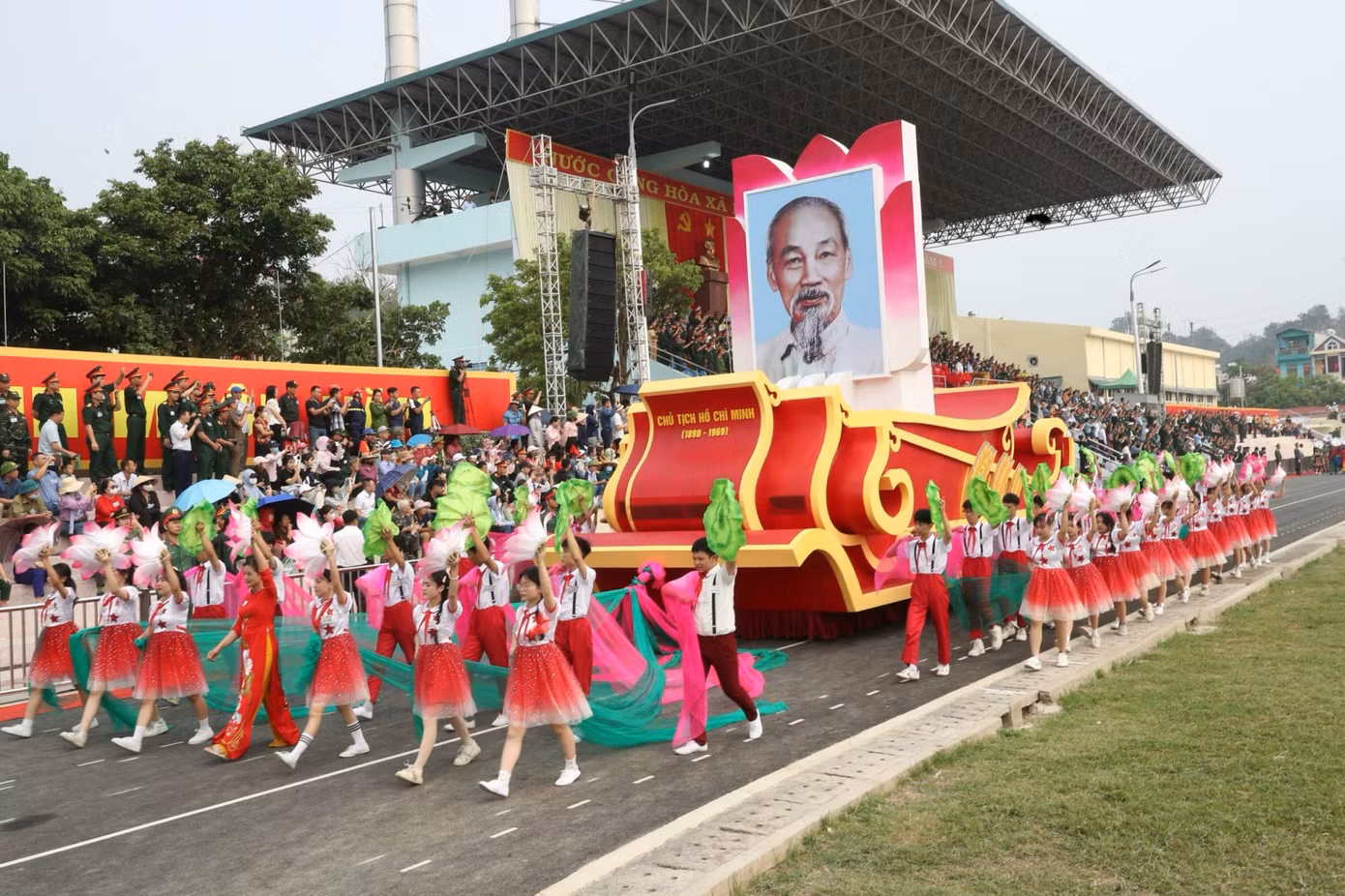 Các cháu thiếu nhi tỉnh Điện Biên với chân dung Chủ tịch Hồ Chí Minh tại chương trình sơ duyệt. Các cháu thiếu nhi tỉnh Điện Biên với chân dung Chủ tịch Hồ Chí Minh tại chương trình sơ duyệt.