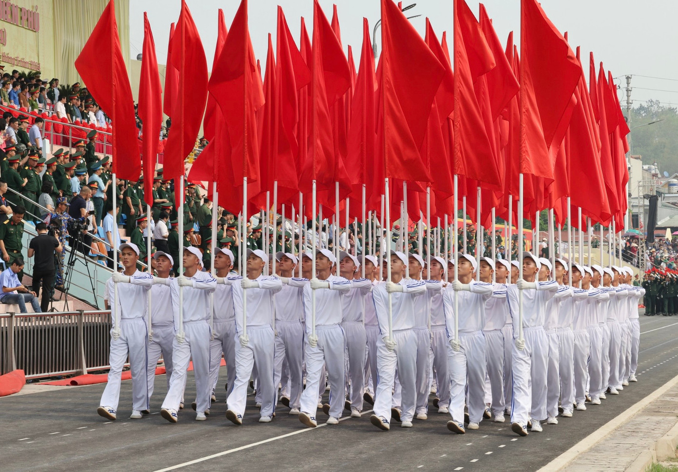 Khối Hồng kỳ diễu hành tại chương trình sơ duyệt sáng 3/5.