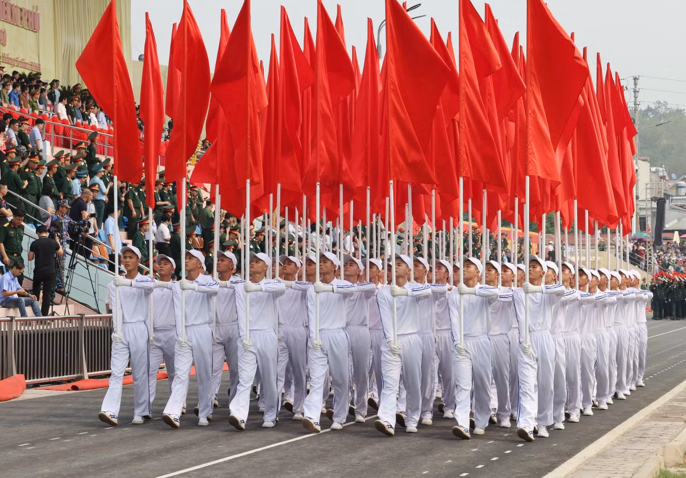 Khối Hồng kỳ diễu hành tại chương trình sơ duyệt sáng 3/5. Khối Hồng kỳ diễu hành tại chương trình sơ duyệt sáng 3/5.
