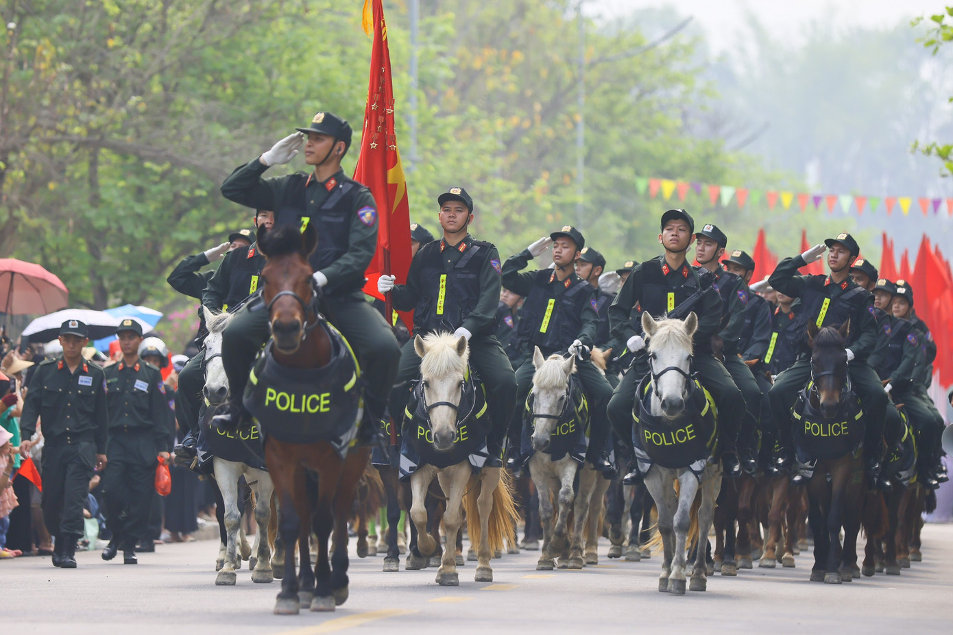 Sau khi thực hiện diễu binh, diễu hành tại lễ đài, các khối đội hình tiếp tục tiến ra các tuyến phố chính tại thành phố Điện Biên Phủ.