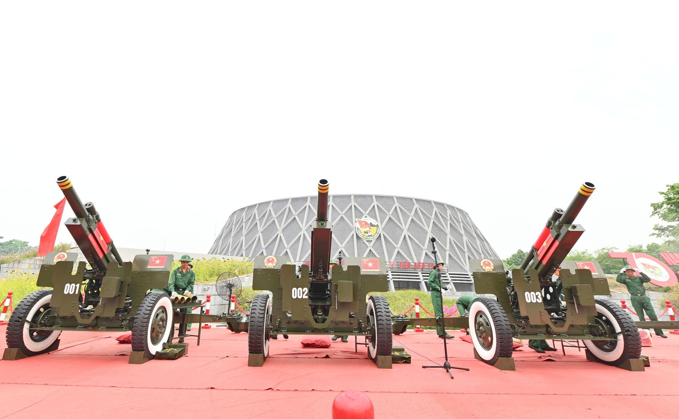 Giàn pháo lễ khai hỏa tại chương trình sơ duyệt sáng 3/5. Ảnh: Việt Linh.