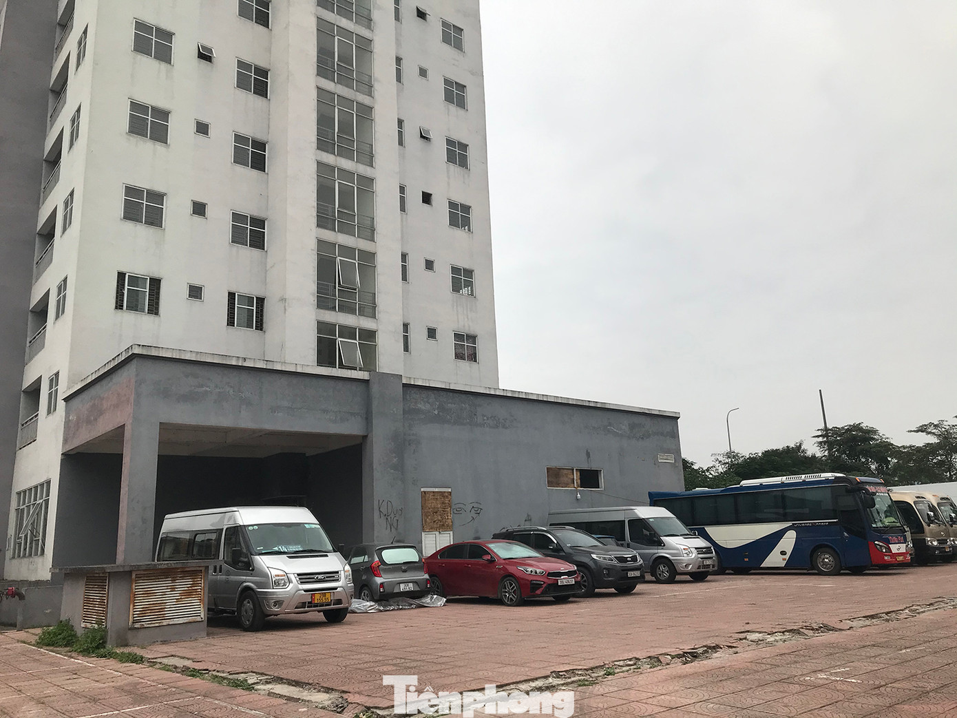 Rất nhiều xe ô tô được trông giữ ở sân chung cư tái định cư Đền Lừ (Hoàng Mai, Hà Nội).