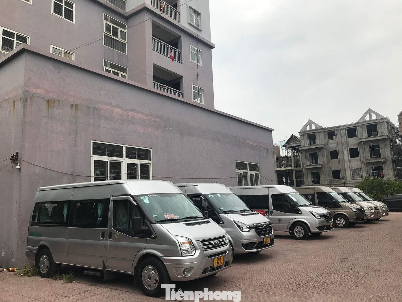 Nhiều xe khách, xe dịch vụ "tập kết" ở khu vực sân chung cư tái định cư Đền Lừ.