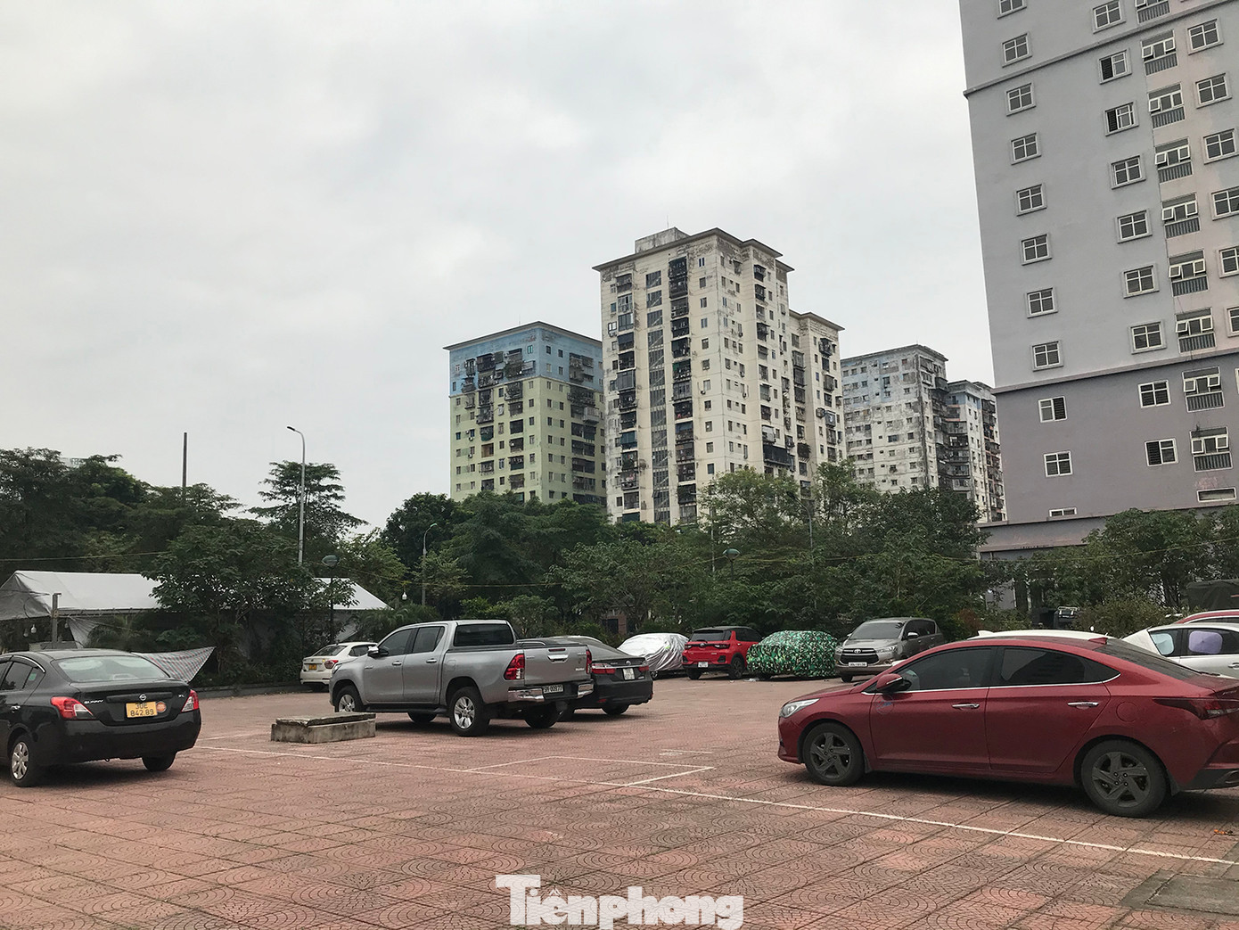 Xe ô tô được trông giữ tại sân 3 toà chung cư tái định cư Đền Lừ III. Ảnh: Trường Phong.