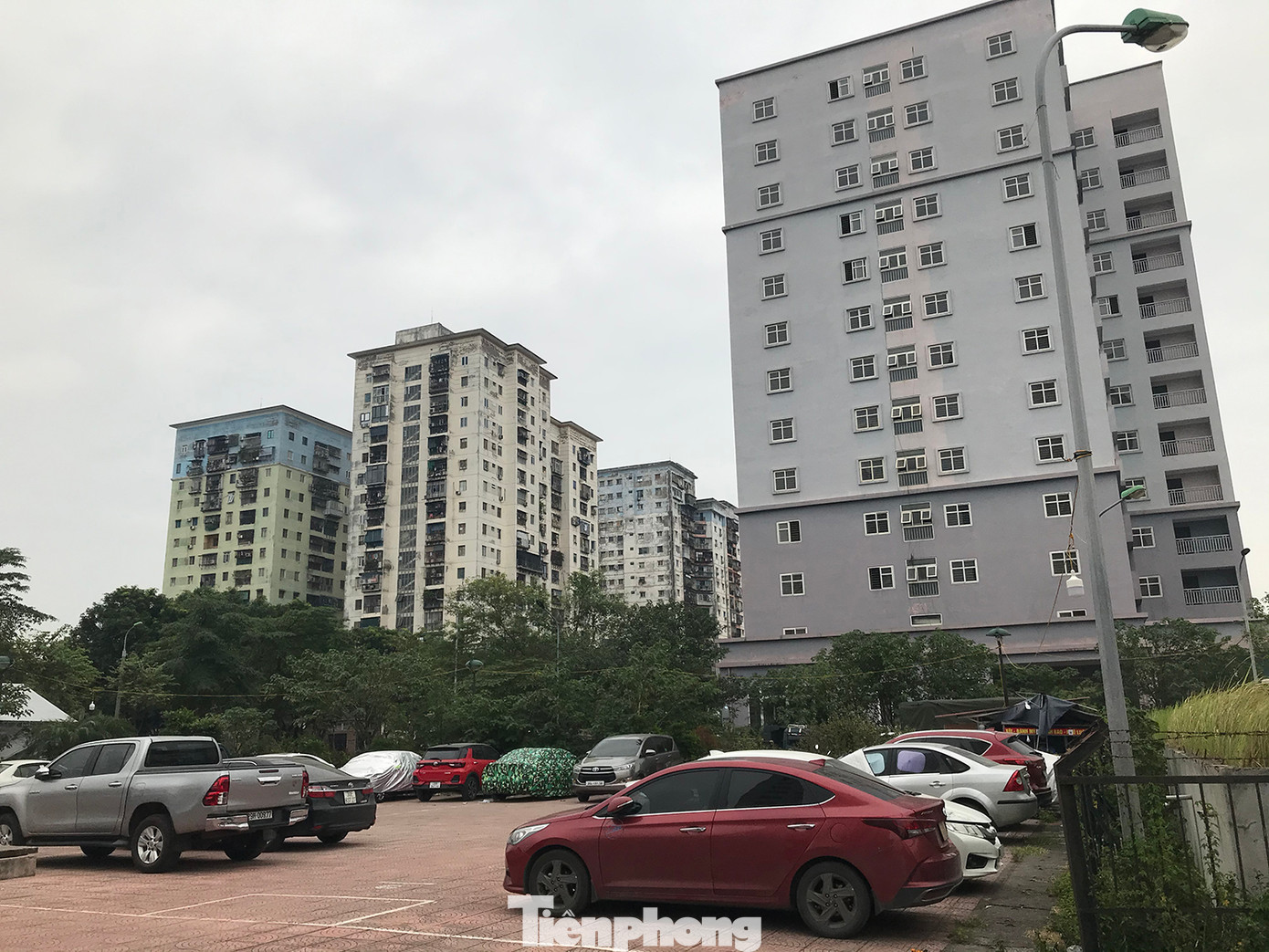 Theo ghi nhận của phóng viên, thời gian gần đây, khu vực sân các chung cư này trở thành bãi trông giữ xe ô tô ngày và đêm.