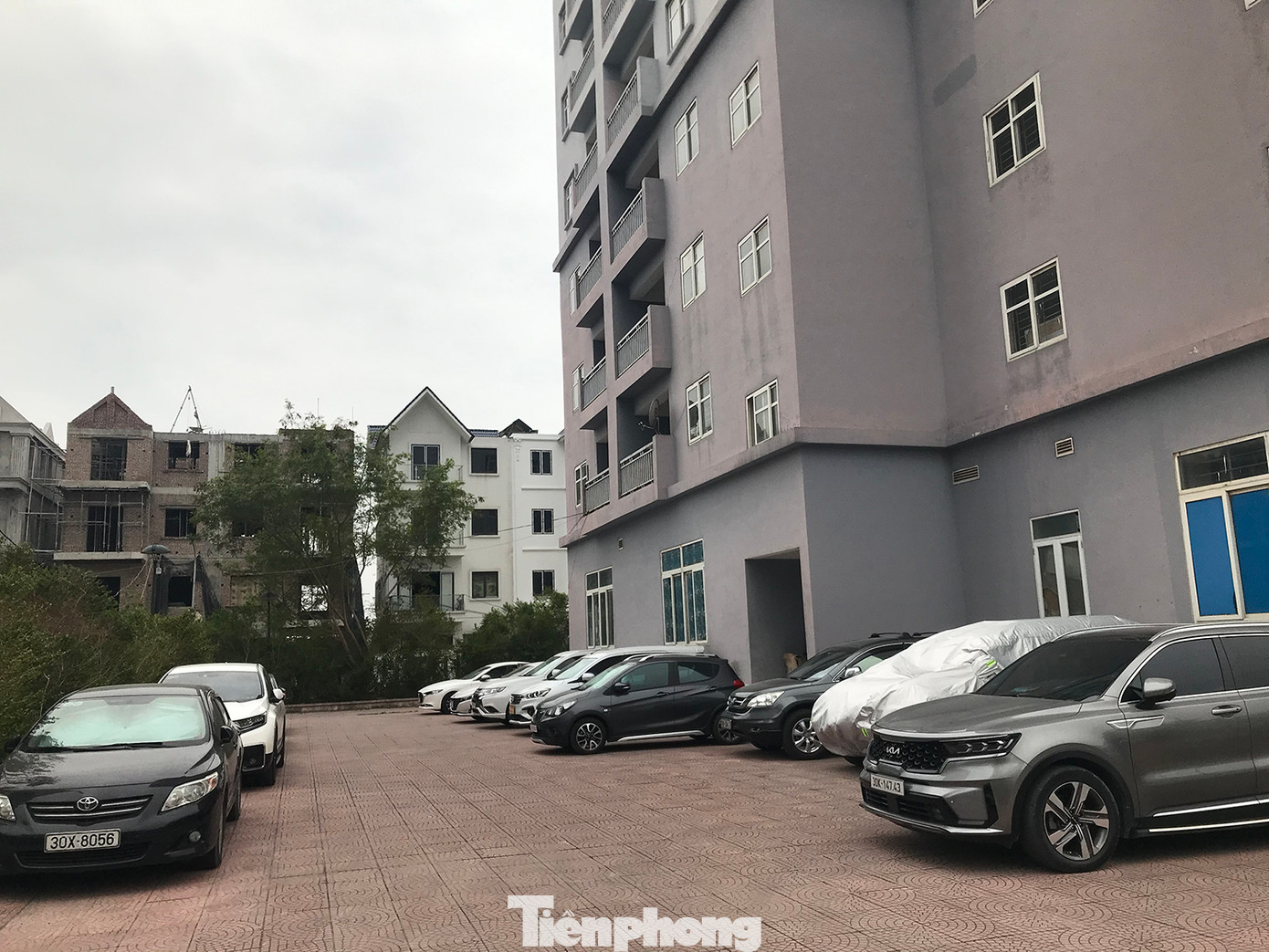 Có rất nhiều xe ô tô được trông giữ ở sân các toà chung cư tái định cư này.