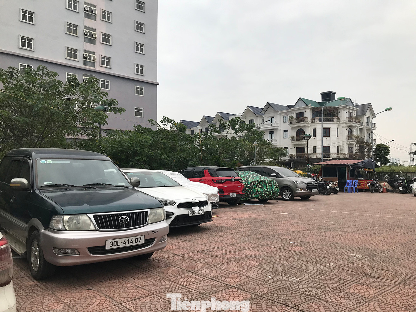 Theo yêu cầu, chủ bãi xe không phép phải di dời hết xe ra khỏi khu vực sân 3 toà chung cư, nếu không sẽ bị lực lượng chức năng tiến hành giải toả. Ảnh: Trường Phong.