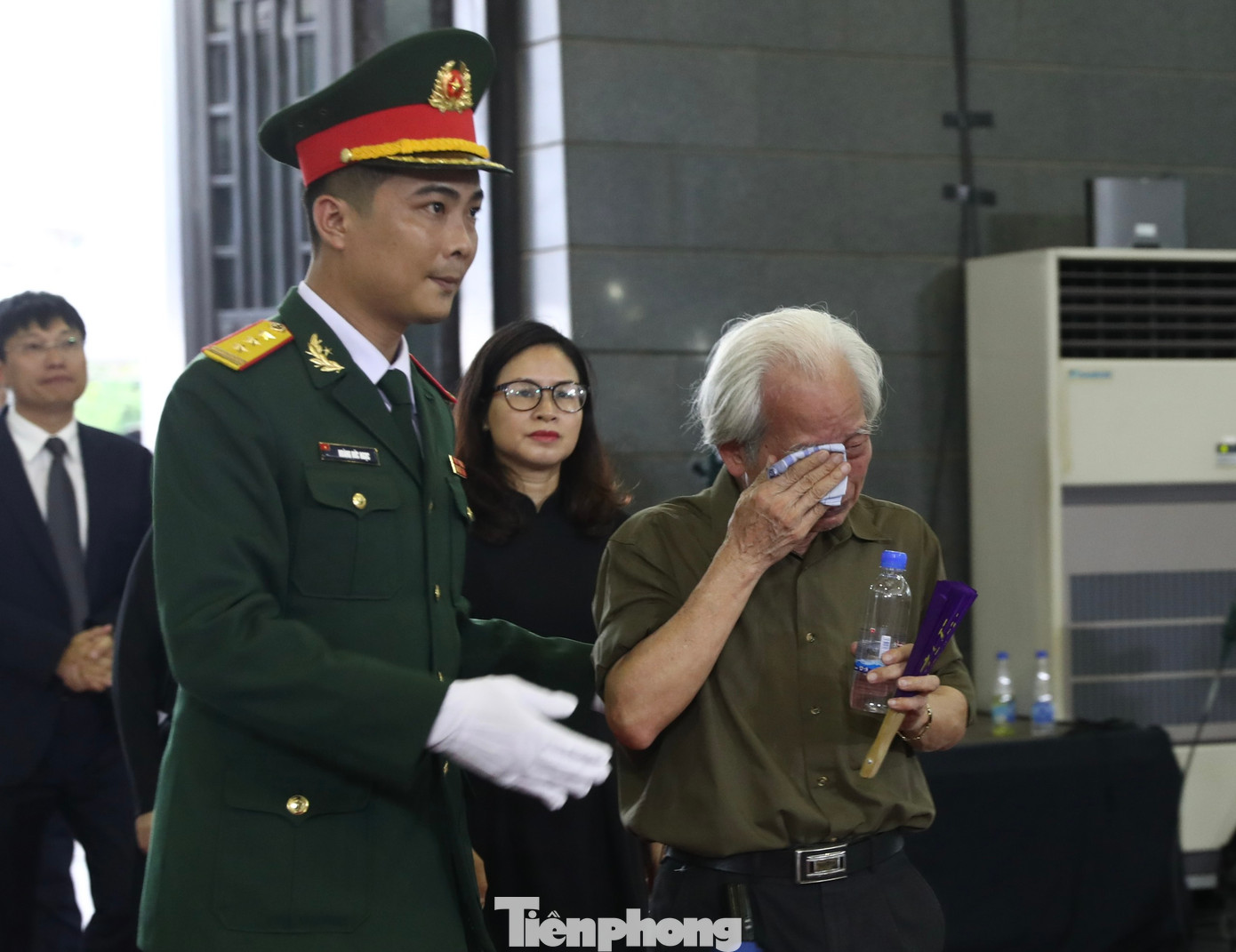 Khoảnh khắc xúc động khi người dân vào viếng Tổng Bí thư Nguyễn Phú Trọng tại Nhà tang lễ Quốc gia. (Ảnh: Như Ý) Khoảnh khắc xúc động khi người dân vào viếng Tổng Bí thư Nguyễn Phú Trọng tại Nhà tang lễ Quốc gia. (Ảnh: Như Ý)