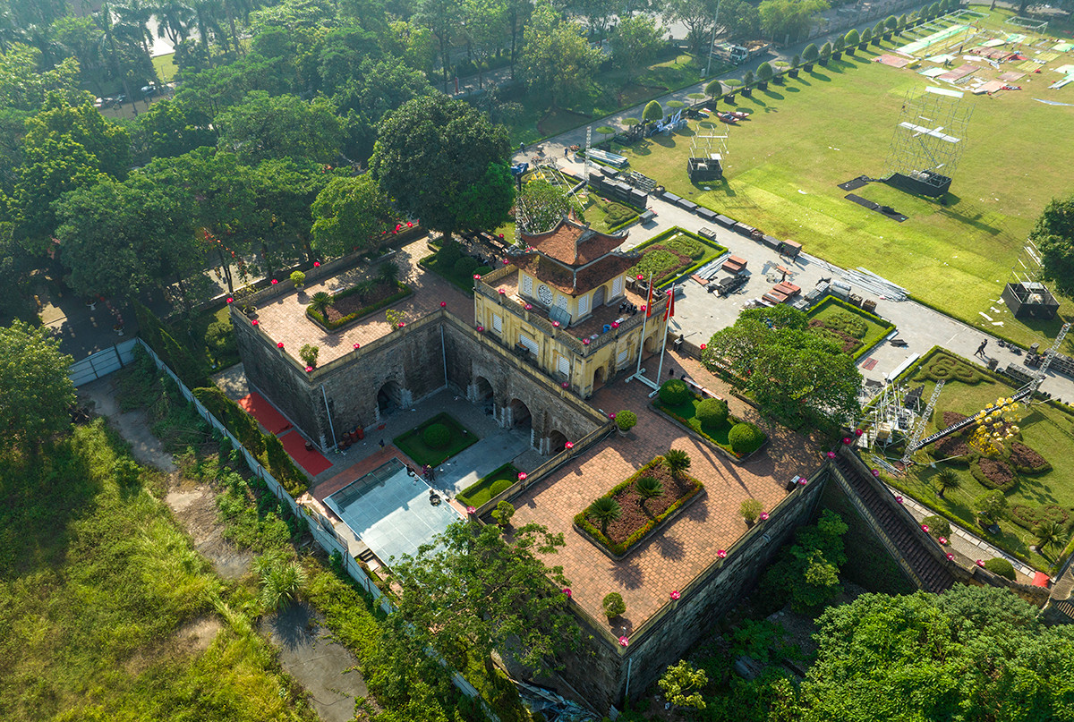 Hà Nội có nhiều công trình lưu giữ các giá trị lịch sử lâu đời như Hoàng thành Thăng Long, Văn miếu Quốc Tử Giám.